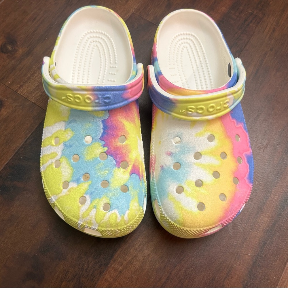 Like new Woman’s 9 crocs